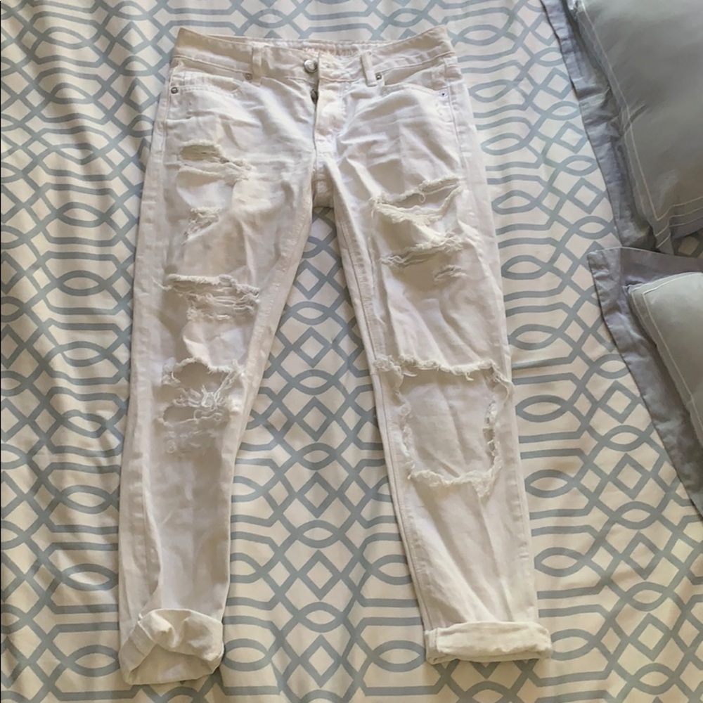white American Eagle ripped jeans